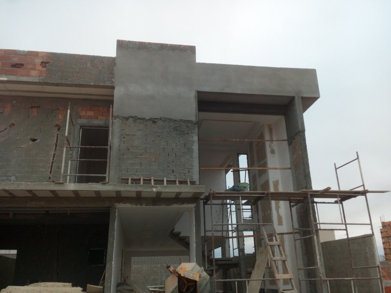 Serviço que realizamos ; Do alicerce ao acabamento .