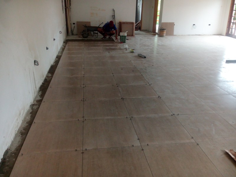 Serviço que realizamos ; Do alicerce ao acabamento .